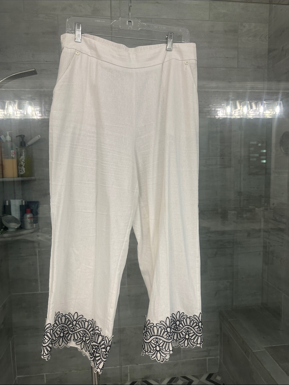 Anne Klein White Cropped Wide-Leg Pants with Black Embroidered Hem